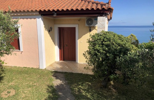 Andravida-Kyllini Apartment | Simple seafront flat with pool in Ilia, Peloponnese, Greece