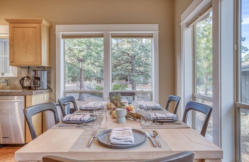 RiverWild House | Ski racks, 10 min to Downtown/Mt. Bachelor Fast Track, Community Hot Tub/Pool