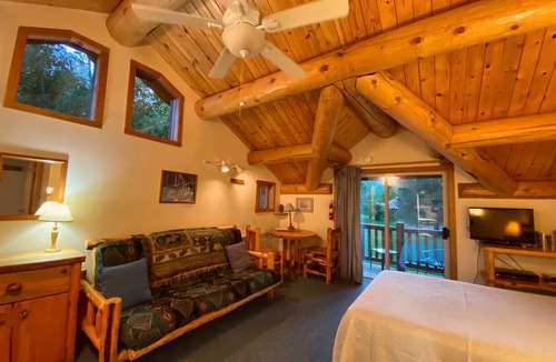 Winthrop Apartment | Sleeping Wolf Studio w/ski trail & river access, pool/hot tub