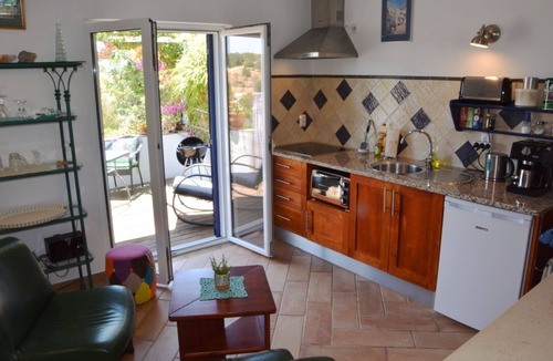Quelfes Apartment | Small apartment in a quiet location with two private terraces and sea views