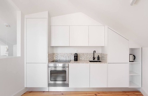Misericordia House | Spacious 6-Bedroom Apt w/Sunny Terrace in Lisbon