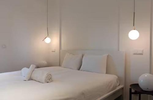 Reboleira Apartment | Spacious & Near the Subway
