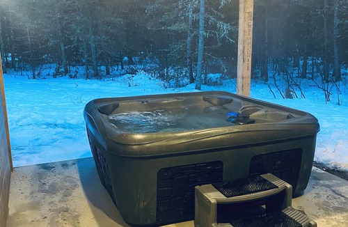 Mauricie Ski Chalet | St-Alexis en escapade nature et spa. Accès aux pistes de motoneiges a 3 minutes.