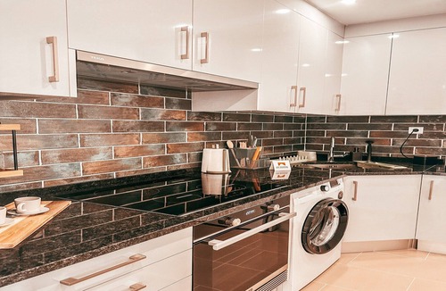 Carvoeira Apartment | Stay near Avenida & Rossio