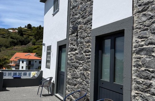 Estreito da Calheta House | Stone and Soul - Guesthouse Rooms in Calheta