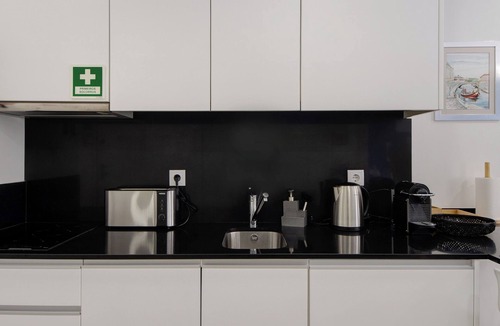 Gloria Apartment | Studio Apartment 'Aveiro City Blue' with Shared Terrace and Wi-Fi