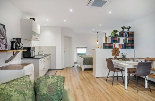 Hunerbach Apartment | Studio Apartment 'Eifelzauber' with Shared Terrace, Wi-Fi and Air Conditioning