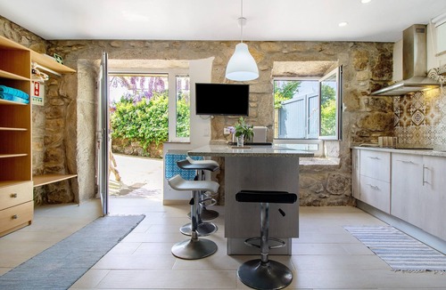 Caminha Apartment | Studio Apartment 'Estúdio Azul' with Mountain View, Shared Pool and Wi-Fi