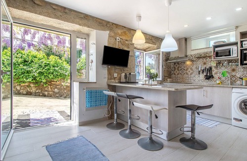 Caminha Apartment | Studio Apartment 'Estúdio Azul' with Mountain View, Shared Pool and Wi-Fi