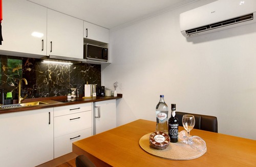 Santana Apartment | Studio 'Green Shelter - Guest House' with Mountain View, Wi-Fi and Air Conditioning