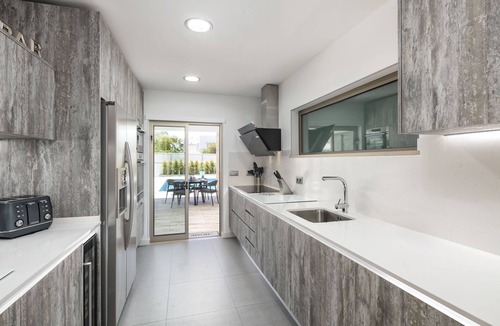 Castelo Villa | Stunning Luxury Villa in High Class Quiet Residential Area - Walkable to Beaches