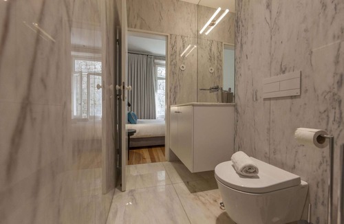 Sao Nicolau Apartment | Suite with a double bed and air conditioning