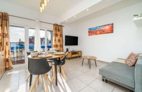 Areias de Sao Joao Apartment | Sunlit Balcony & Open Space Flat by HostWise