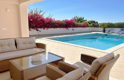 Funchal Villa | Sunny 3 Bedroom Villa w/Private Pool + WiFi + Walking distance to Amenities
