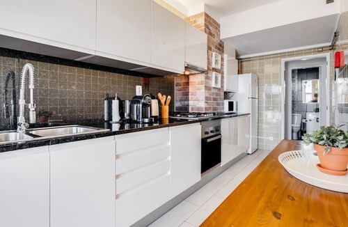 Portimao Apartment | Sunny 3Bdr Flat in Portimão by LovelyStay