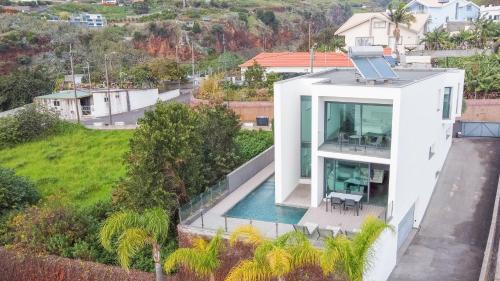 Estrela da Calheta Villa | Sunshine Villa with Optionally Heated Pool 150m above Ocean & Sandy Beach