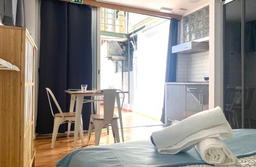 Linda-a-Velha Hostel | Terrace House