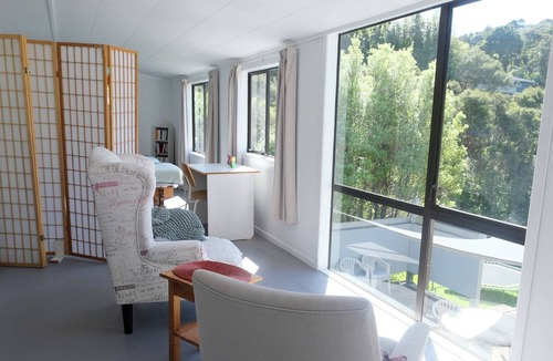 Titirangi Cottage | Tranquil Bush Living- on the 'Fringe of Heaven'