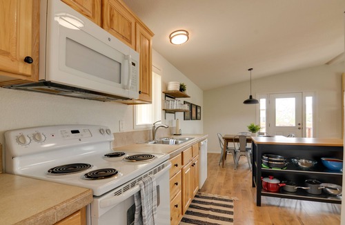 Escalante House | Utah Retreat - Hot Tub, Deck & Near National Parks