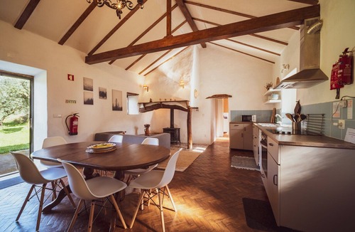 Tomar Cottage | Vale do Espinheiro Country House with Lake View, Private Garden, and Wi-Fi