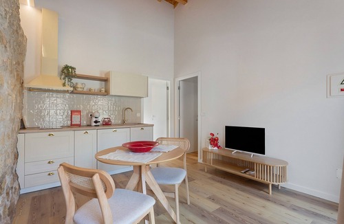 Fatima Apartment | Vila Santa Luzia 4 with Shared Pool, Wi-Fi and Air Conditioning