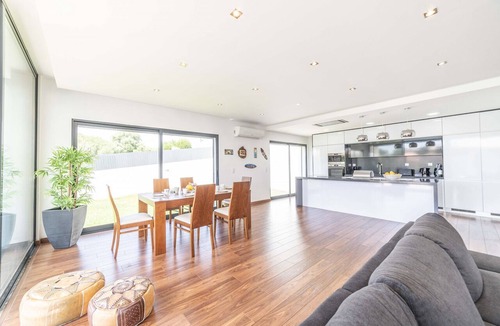 Castelo Villa | Villa Bahia - Contemporary villa with heated pool, AC & free WiFi