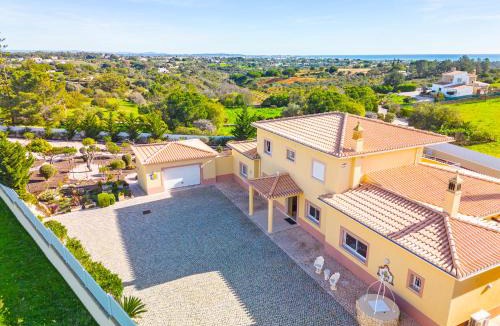 Lagoa e Carvoeiro Villa | Villa Golden Bay - com piscina aquecível e jacuzzi - Carvoeiro