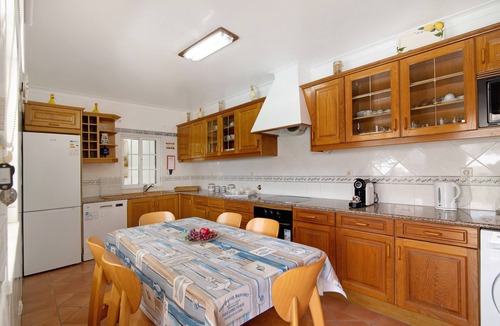 Urbanizacao dos Calicos House | "Villa Guisado" Vacation Home with Pool, Terraces, and Wi-Fi