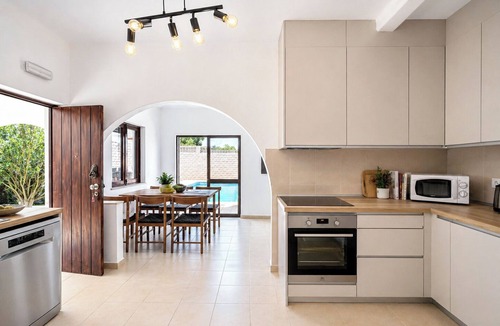 Olhos D'Agua Villa | Villa Lucia - 5 beds - All En-suite - Private Pool - 500m to beach