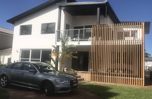 Narrawallee House | Villa Medusa Beach House and Pool 150m to Beach (No Pets)