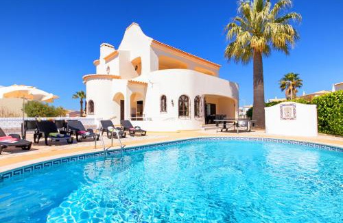 Gale Villa | Villa Morais - Refúgio em família com piscina aquecível e BBQ - Galé, Albufeira