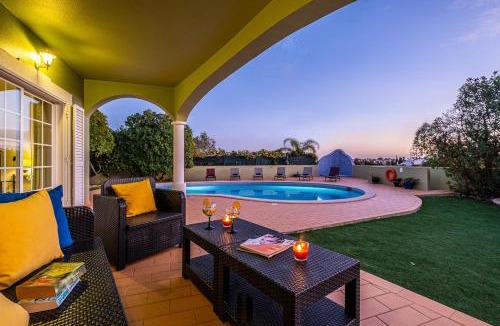 Mato Serrao Villa | Villa San Juan - Refúgio tranquilo com piscina aquecível e jardim em Carvoeiro