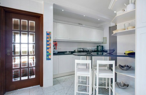 Canico Villa | Villa "Vivenda Belo Horizonte" with Sea View, Pool & Wi-Fi