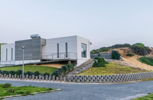 Carrapateira Villa | Villa with swimming pool 800 m from the beach.
