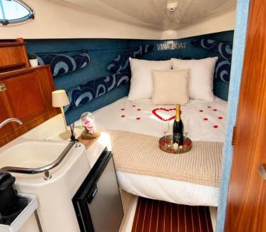 Parque das Nacoes Boat Rental | VINA BOAT - Unique Stay in Lisbon Marina