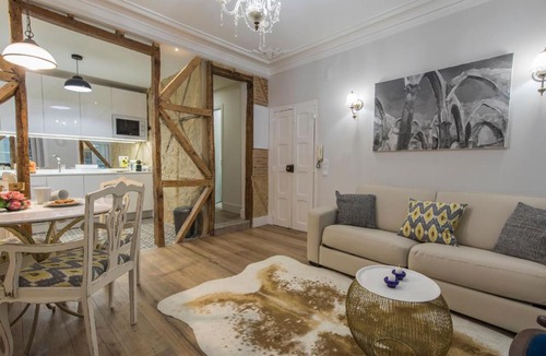 Sacramento Apartment | Vintage Flat Near Santa Justa's Lift by LovelyStay