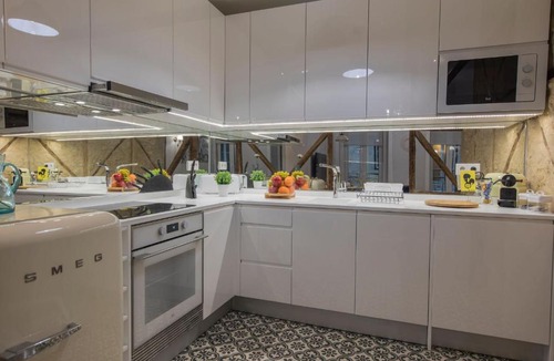 Sacramento Apartment | Vintage Flat Near Santa Justa's Lift by LovelyStay