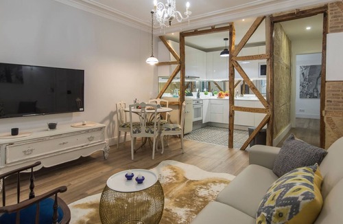 Sacramento Apartment | Vintage Flat Near Santa Justa's Lift by LovelyStay