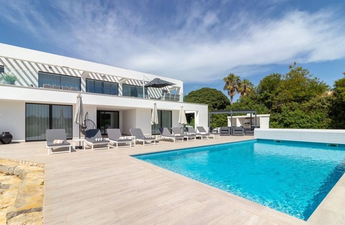 Mato Serrao Villa | Vivenda das Oliveiras - Contemporary Villa With Heated Pool, Sleeps 10