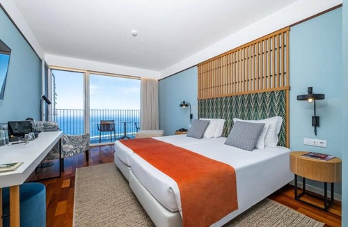 Santana Hotel | Wake Up to Waves: Bright Seaview Room with Scenic Coastal Backdrop & Breakfast!