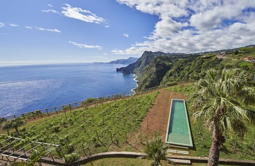 Santana Hotel | Wake Up to Waves: Bright Seaview Room with Scenic Coastal Backdrop & Breakfast!