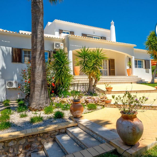 Peaceful villa with heatable pool in Almancil