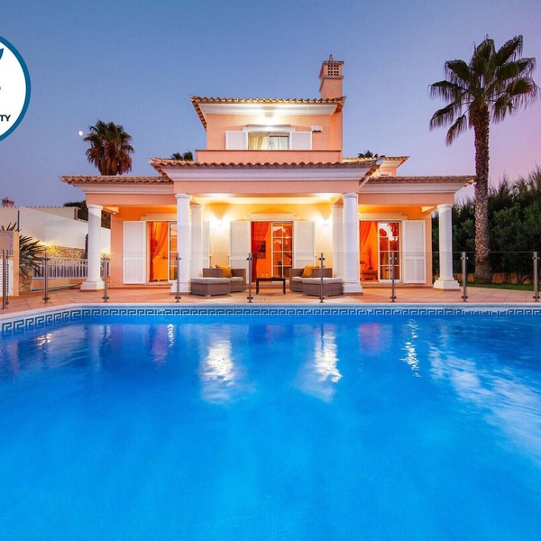 Villa w/private pool & BBQ in Varandas do Lago