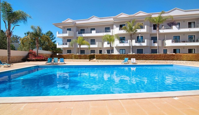 1-Bedroom Apartment Quinta do Pinheiro Residence with A/C, Pool & Wi-Fi