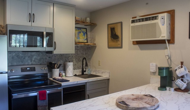 1 bedroom sleeps 4. On the Schuss golf course. close to Torch Lake and others. in Mancelona
