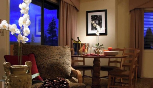2 bd suite/6p in Cozy Boutique Lodge between the slopes and Lake Tahoe near all in South Lake Tahoe