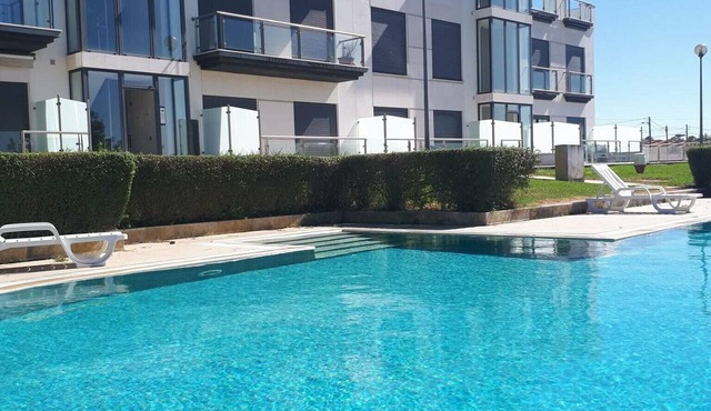 2-Bedroom Apartment with Pool and Garden in São Martinho do Porto