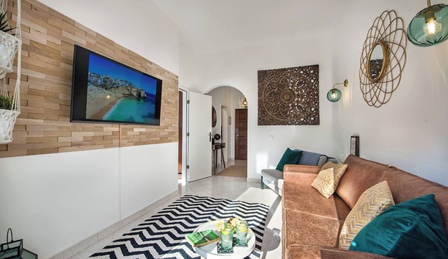 212 Aurora sol BEAUTIFULLY RENOVATED APARTMENT