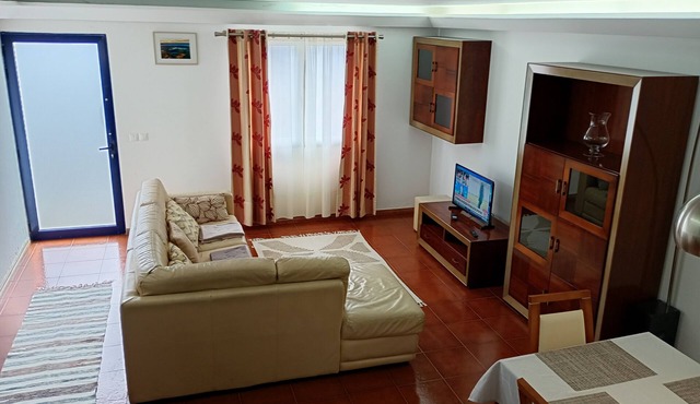 3-bedroom townhome in enchanting Fajã de Baixo with WiFi