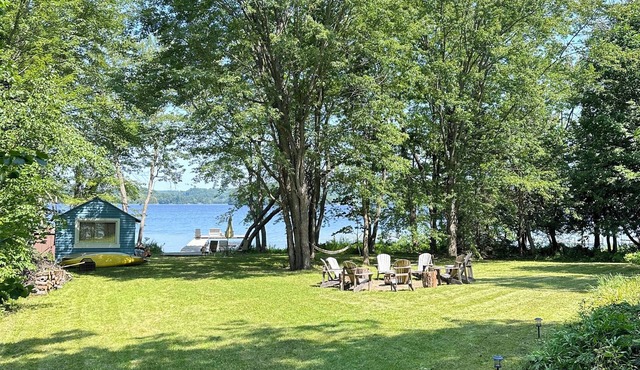 5 bedroom waterfront cottage. Billiard, kayaks, pedal boats, fishing, swimming in Utterson